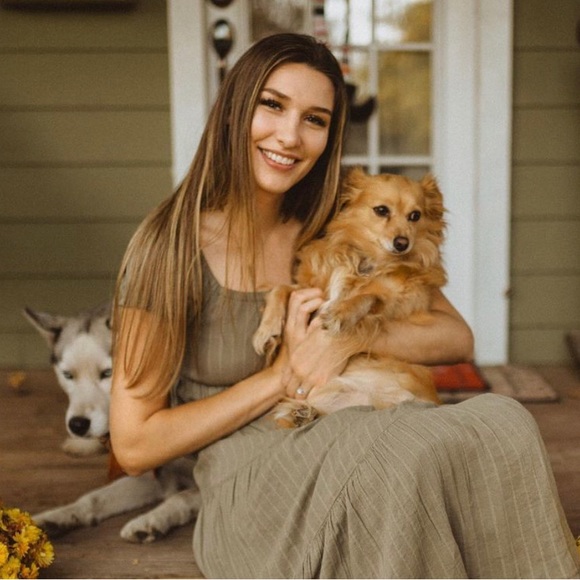 Meet your Posher, Kaitlan - Picture 1 of 2